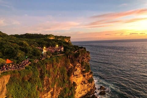 ジンバラン湾でのウルワツの夕日とケチャのファイア ダンスのプライベート ツアー