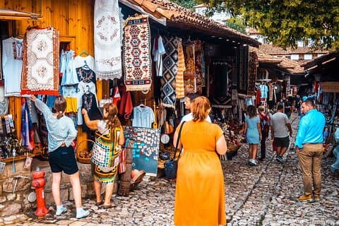 Kruja – Sehenswürdigkeiten und Basar, private Tour ab Tirana
