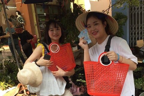 Escuela de cocina de Hoi An con paseo en barco y visita al mercado