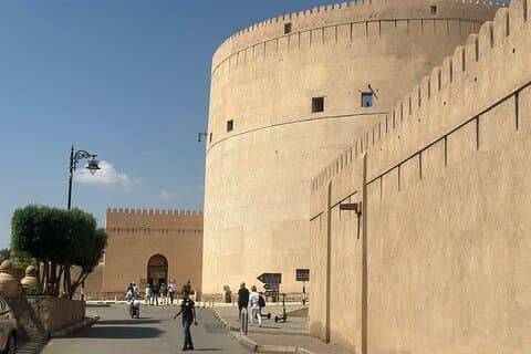 Tour privato di due giorni a Wadi Shab e Sinkhole Nizwa Jebel Akhdar