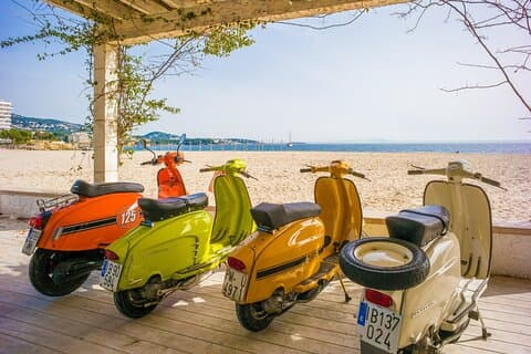 マヨルカを探索するスクーターとバイクのレンタル