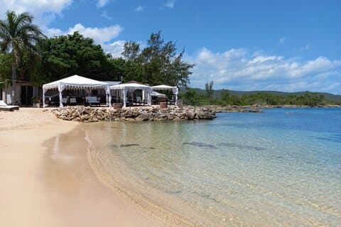 オーチョ リオス : バンブー ビーチ クラブ VIP アクセス (ランチとカクテル付き)