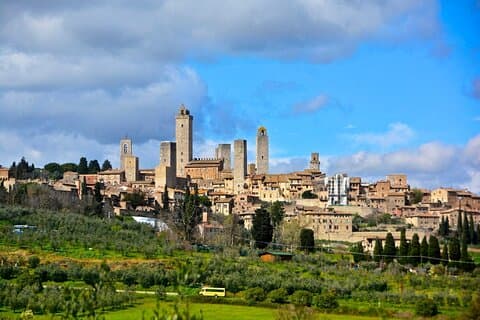 Transfert panoramique Sienne-Pise avec visite de San Gimignano et déjeuner au vin