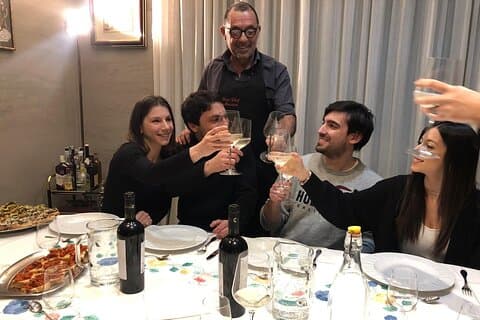 Cena romana di 4 portate piena di vino