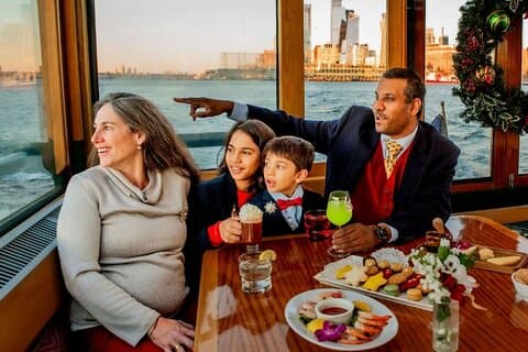 New York City Christmas Holiday Statue och Skyline Cocoa Cruise