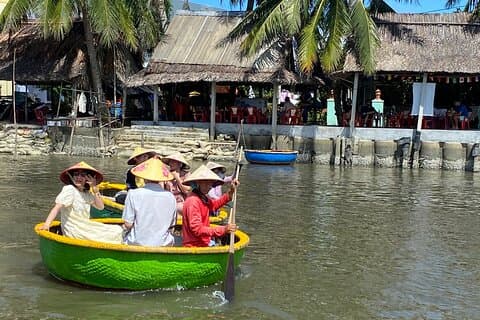 Experimente la clase de cocina vegetariana de Hoi An con un paseo en canasta