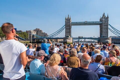 Cruzeiro turístico pelo rio Tower Bridge saindo de Westminster