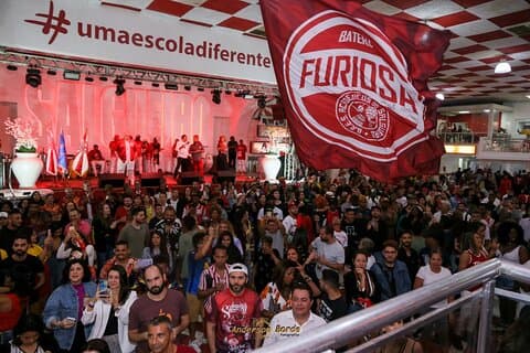 Dietro le quinte di una scuola di samba e impara a suonare uno strumento