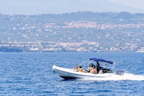 Dinghy tour in Catania: aperitif and skipper included