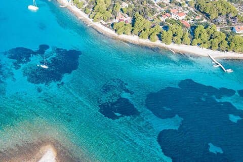 Passeio de lancha pela Lagoa Azul e 3 ilhas saindo de Trogir