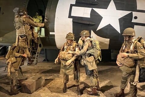 D-Day Sainte Mère Eglise - Piccolo gruppo di Caen a bordo di un furgone