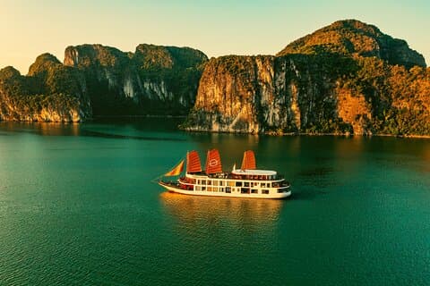 Emperor Cruises Experience 2 dias e 1 noite na Baía de Halong.