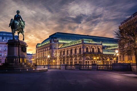 Budapest til Wien - Privat overførsel med 2 timers sightseeing