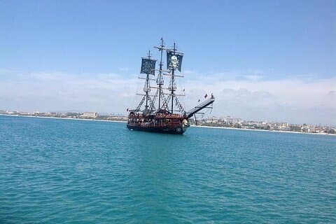 Viagem de barco pirata de dia inteiro em Kemer saindo de Antalya