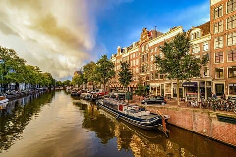 Privétransfer van Berlijn naar Amsterdam met 2 uur Sighseeing