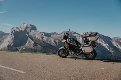 Excursão privada de motocicleta de dia inteiro, das montanhas aos mosteiros