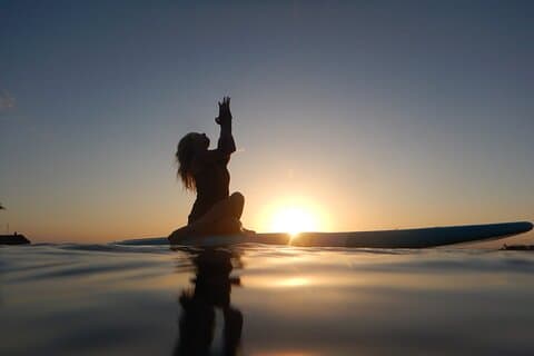 Solnedgang flytende yoga