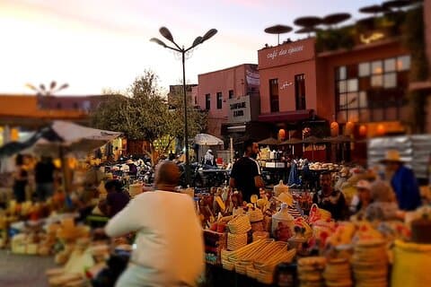 Marrakech de noche revelando los misterios y la magia del casco antiguo