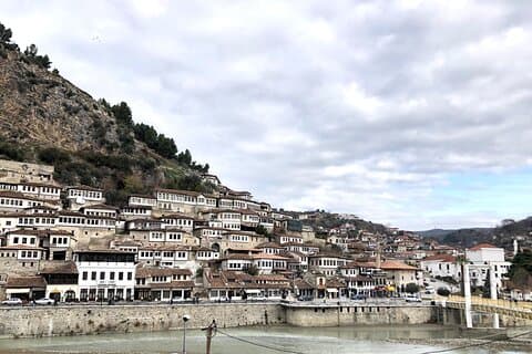 Vanuit Tirana : Berat UNESCO & Belshi Lake dagtour