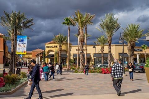 Excursão privada de compras de Palm Springs até Desert Hills Outlets