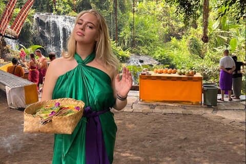 Ceremonia de purificación de la cascada de Bali Taman Beji Griya