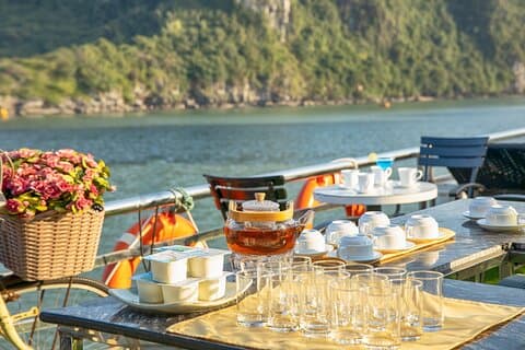 Cong Cruise: esplorazione di un'intera giornata nella baia di Halong e nella baia di Lan Ha