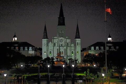 Passeio a pé por histórias de fantasmas e crimes reais no French Quarter