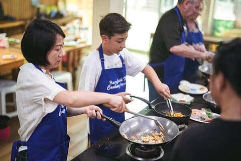 Aanpasbare Thaise Kookles met Onnuch Markt in Bangkok