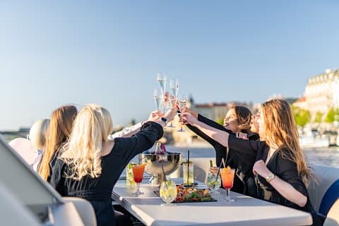 Expérience VIP Prague YachtBoat PONTOON : boissons à volonté
