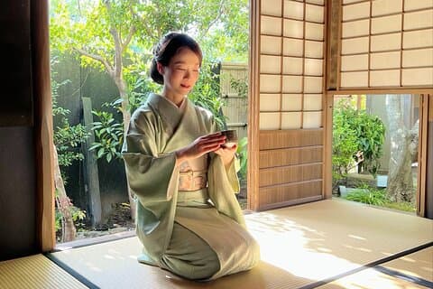 Ceremonia del té en el jardín de un pintor japonés en Kioto