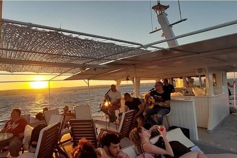 Bootstour bei Sonnenuntergang auf Rhodos – Schwimmen und Speisen mit Live-Musik und Sonnenuntergang!