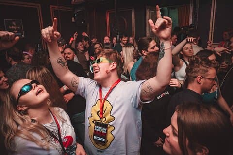 1 ora di Open Bar Pub Crawl + Karaoke + Ingresso VIP ai migliori club