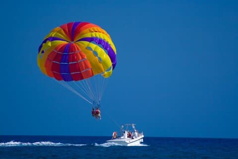 Privat tur 4-timers Parasail snorkling og vandsport eventyr