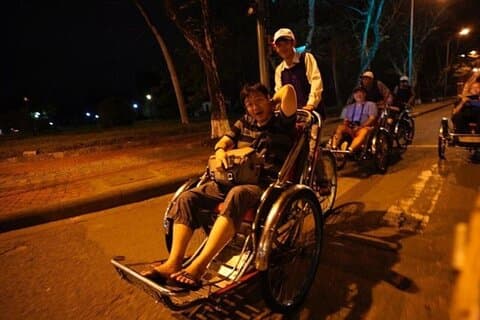 シクロでフエ市を巡る夜のストリート フード探索ツアー