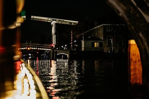 Abendliche Grachtenrundfahrt in kleiner Gruppe durch Amsterdam mit Wein, Craft Beer und Käse