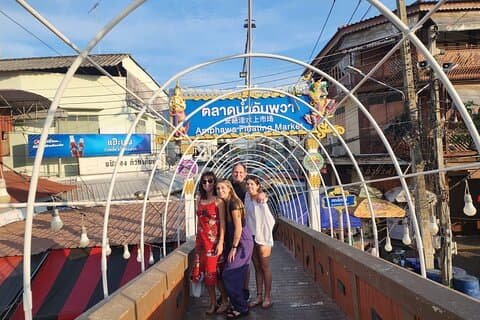 Mercado ferroviário privado de Maeklong e passeio pelo mercado flutuante de Amphawa.