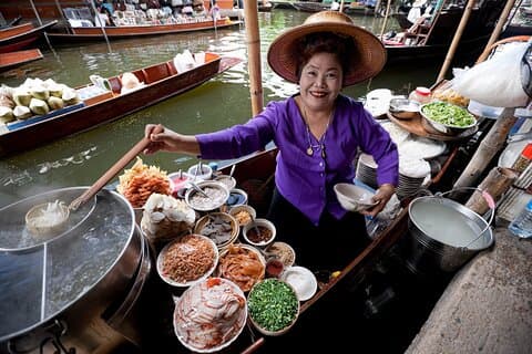Aventure flottante des merveilles du marché privé à Bangkok