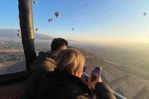 Teotihuacan balloon flight with cave breakfast and CDMX pickup