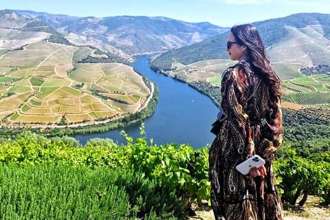 Douro Valley-Expert Guide-Båt-Lunch-Prostings-Offer vinflaska