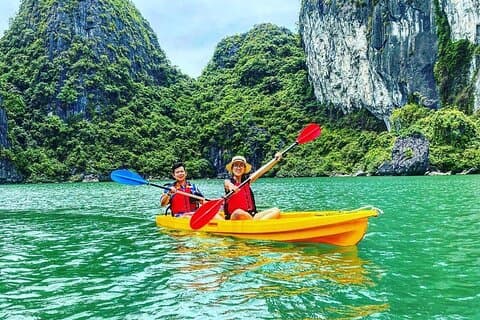 HaLong Bay dia inteiro com caverna surpresa, caiaque, natação, almoço