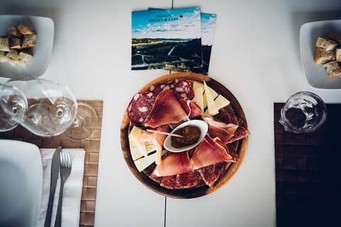 Tour del Vino Biologico in Toscana presso un'Azienda Agricola a Gestione Familiare