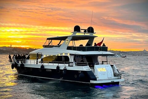 Croisière au coucher du soleil sur un yacht de luxe avec Live Guide