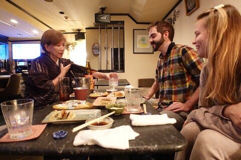 3 timers privat mad og vandretur til snackbaren i Nakasu
