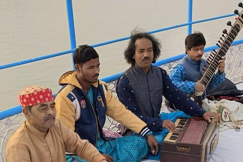 Passeio Bajara com música semi e clássica no Morning em varanasi