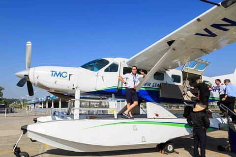 Besichtigungstour durch die Halong-Bucht mit dem Wasserflugzeug mit Abholung und Rückgabe
