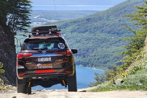 エスコンディド湖とファニャーノ湖 - ランチ付きの四輪駆動車オフロード体験