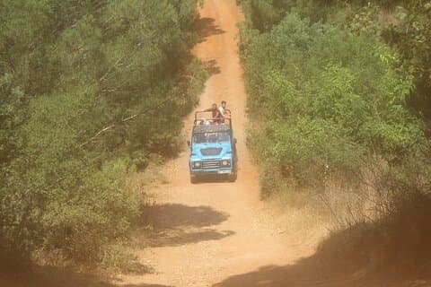 Tour safari in jeep sulla montagna del Toro da lato