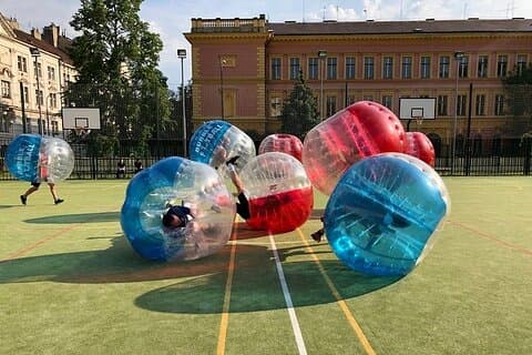 Activité privée de football-bulle à Prague
