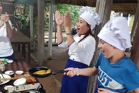 Vivi un corso di cucina per pranzo o pomeriggio con uno chef locale