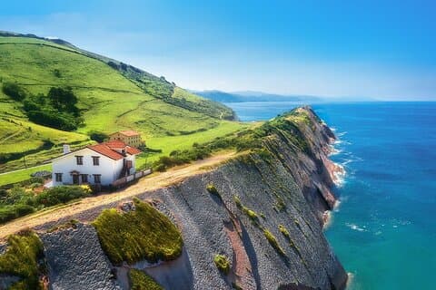 Excursión privada al Santuario de San Sebastián, Zumaia y Loyola desde Bilbao